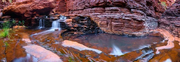 Панорамный Снимок Удивительного Красноватого Каньона Мирных Вод — стоковое фото