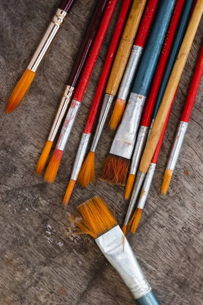 Vertical Overhead Shot Different Paintbrushes Some Flat Some Wooden Surface — Stock Photo, Image