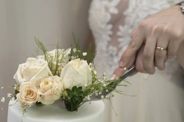 Tiro Foco Raso Das Mãos Casal Cortando Bolo Casamento Com — Fotografia de Stock