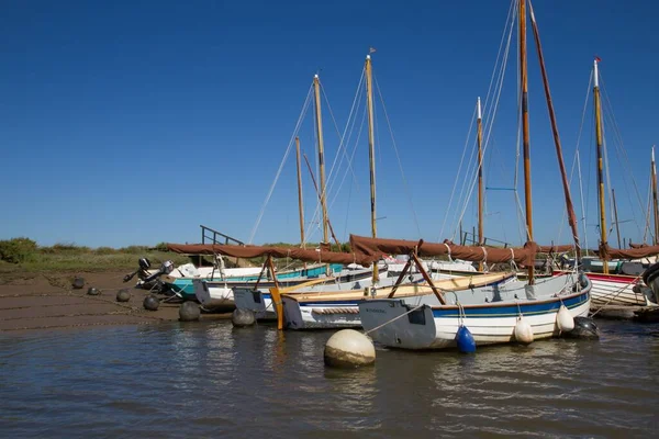 Blakeney Reino Unido Junio 2016 Barcos Amarrados Blakeney Point Norfolk — Foto de Stock