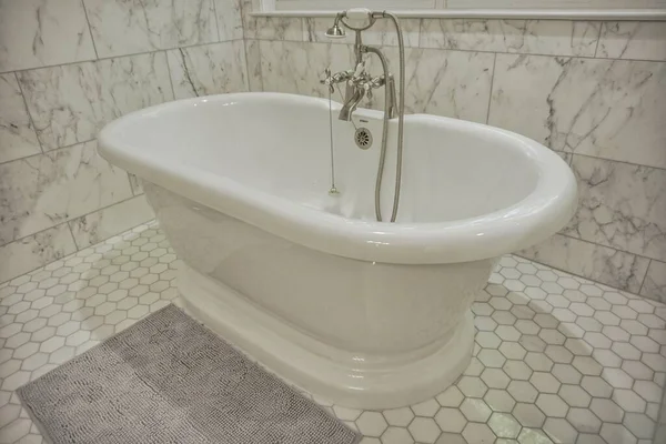 Eine Moderne Luxuriöse Badewanne Einem Marmorbad — Stockfoto