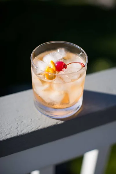 Selektiv Fokusbild Ett Glas Uppfriskande Cocktail Träyta Solljus — Stockfoto