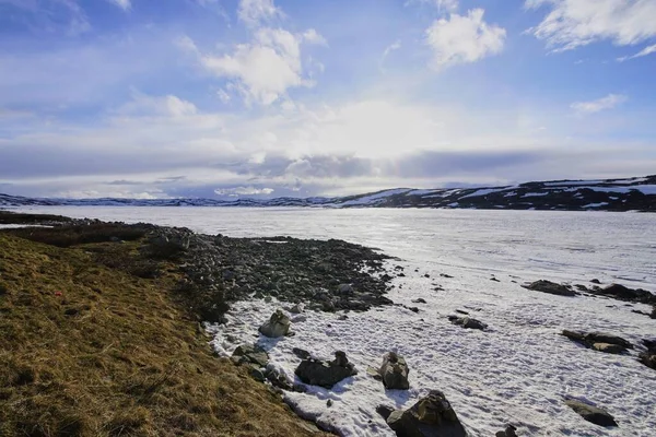 Flod Täckt Snö Den Blå Himlen Och Vita Moln — Stockfoto