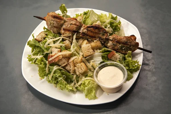 Een Close Shot Salade Met Sla Chips Met Gebarbecuede Kip — Stockfoto