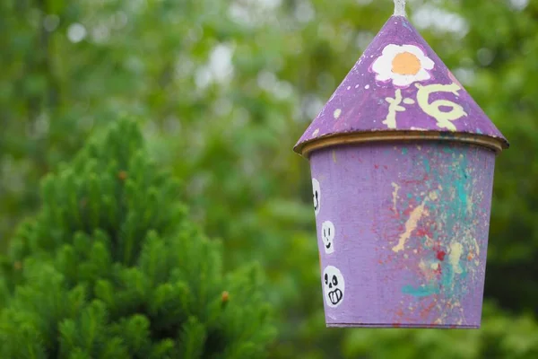 白天在花园里拍摄的紫色鸟舍的选择性焦点照片 — 图库照片