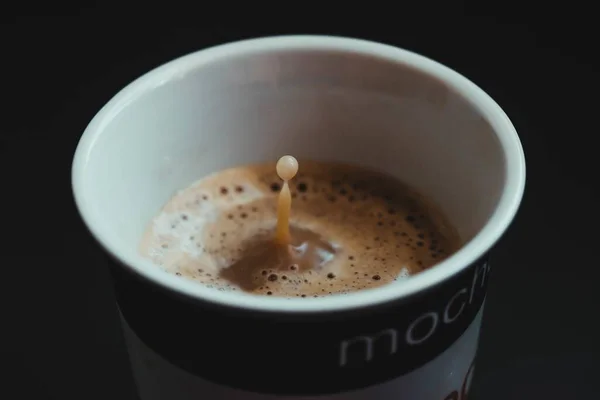 Wysokie Ujęcie Zbliżeniowe Filiżanki Kawy Małą Kroplą Wznoszącą Się Ponad — Zdjęcie stockowe
