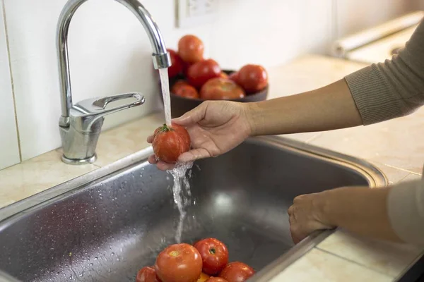 Μια Ρηχή Φωτογραφία Μια Γυναίκα Πλένει Ντομάτες — Φωτογραφία Αρχείου