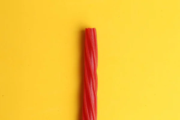 Снимок Красной Лакрицы Жёлтом Фоне — стоковое фото
