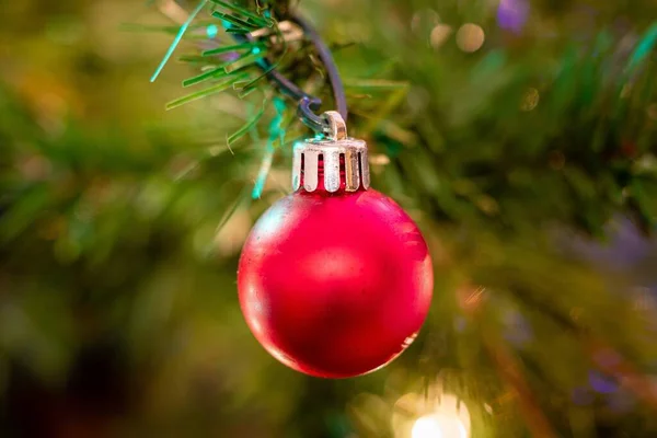 Tiro Close Ornamento Bola Vermelha Uma Árvore Natal — Fotografia de Stock