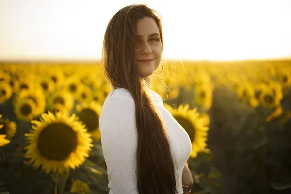 Młoda Atrakcyjna Kobieta Stojąca Wśród Pełnych Kwiatów Słonecznika Słoneczny Dzień — Zdjęcie stockowe
