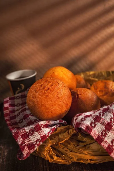 Egy Közeli Felvétel Frissen Sült Kolumbiai Süteményről Asztalon — Stock Fotó