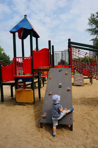 Poznan Polônia Jul 2017 Criança Três Anos Equipamento Escalada Playground — Fotografia de Stock