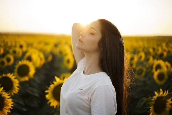 Młoda Atrakcyjna Kobieta Stojąca Wśród Pełnych Kwiatów Słonecznika Słoneczny Dzień — Zdjęcie stockowe