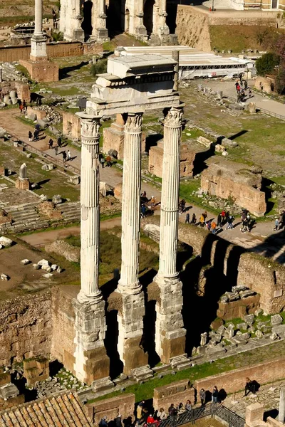 イタリア ローマの歴史的寺院の遺跡の列の垂直ショット — ストック写真