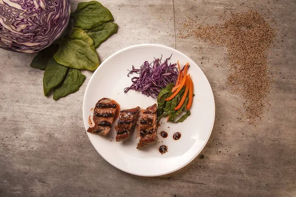 Tiro Alto Ângulo Carne Grelhada Salada Saudável Com Cenouras Repolho — Fotografia de Stock