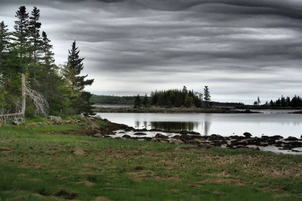 Lago Tranquilo Capturado Día Nublado Durante Día — Foto de Stock