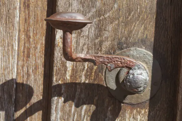 Крупним Планом Знімок Іржавої Старовинної Ручки Дерев Яних Дверей — стокове фото
