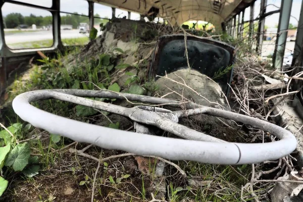Close Ônibus Arruinado Abandonado Campo — Fotografia de Stock