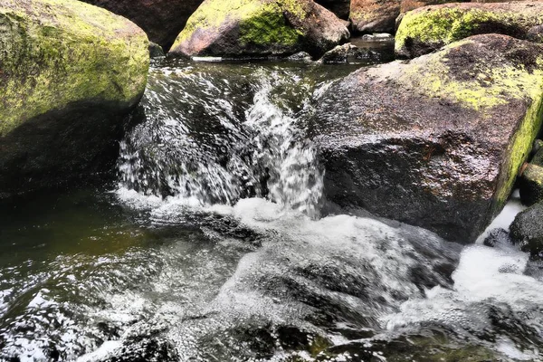 夏天在哈利法克斯白天捕获的河流的岩石部分 — 图库照片