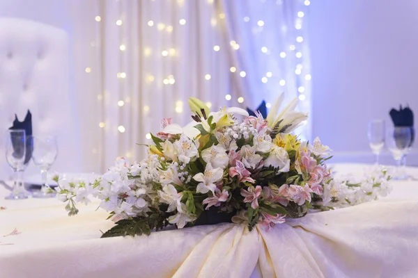 Ein Schönes Florales Herzstück Auf Dem Veranstaltungstisch — Stockfoto