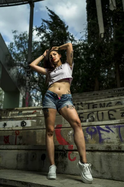 Vertical Young Caucasian Tattooed Female Shorts Posing Stairs Graffitis — Stock Photo, Image