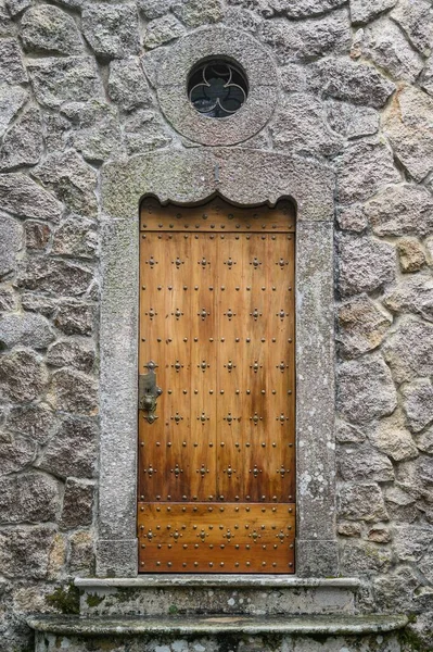 Plano Vertical Antiguo Edificio Hormigón Con Una Puerta Madera —  Fotos de Stock