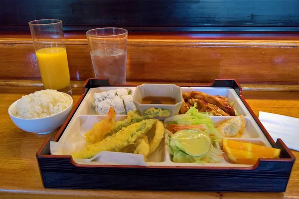Egy Bento Doboz Japán Ételekkel Teriyaki Csirkével Tempurával — Stock Fotó