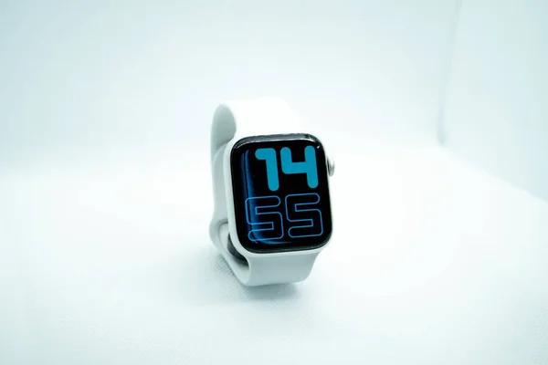 Smartwatch Ligado Fundo Branco — Fotografia de Stock