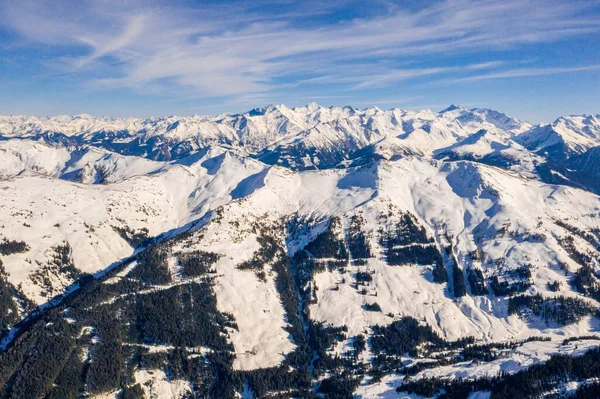 Una Vista Aérea Los Picos Montaña Cubiertos Nieve Durante Día — Foto de Stock