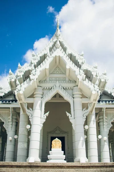 Tiro Vertical Templo Centro Cidade Krabi Tailândia — Fotografia de Stock