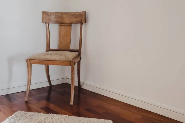 Ξύλινη Υφασμάτινη Καρέκλα Τοποθετημένη Ένα Δωμάτιο Στον Λευκό Τοίχο — Φωτογραφία Αρχείου