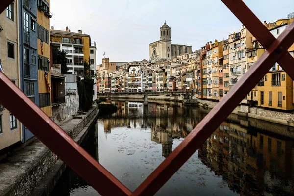 Tiro Panorâmico Rio Onyar Girona Espanha Com Catedral Girona Visível — Fotografia de Stock