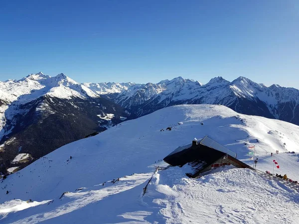 Hermoso Paisaje Montañas Nevadas Fondo Del Cielo Azul —  Fotos de Stock