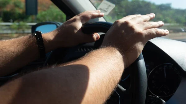 Mężczyzna Trzymający Kierownicę Prowadzący Samochód — Zdjęcie stockowe