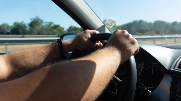 Mężczyzna Trzymający Kierownicę Prowadzący Samochód — Zdjęcie stockowe