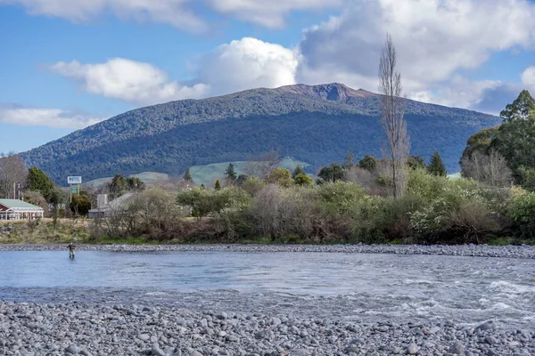 ニュージーランド トゥランギ 2018年8月25日 世界的に有名なトゥンガリロ川はタウポ湖の近くにあり フライフィッシャーはレインボーマスを試しています — ストック写真