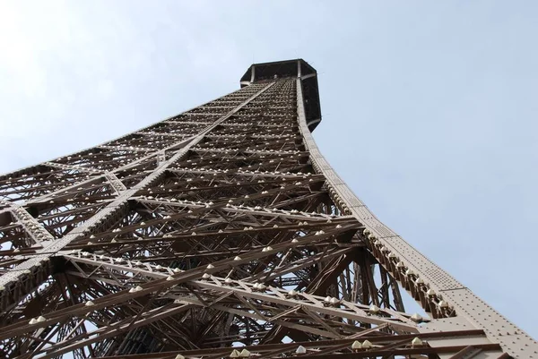 Eiffelturm Schräg Einem Niedrigen Winkel — Stockfoto