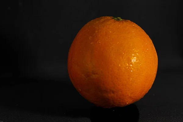 Eine Nahaufnahme Einer Frischen Orange Isoliert Auf Schwarzem Hintergrund — Stockfoto