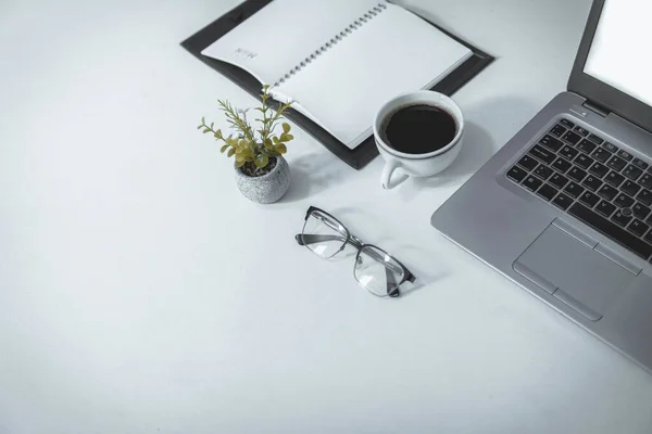 Una Tazza Caffè Laptop Notebook Con Occhiali Ottici Una Piccola — Foto Stock