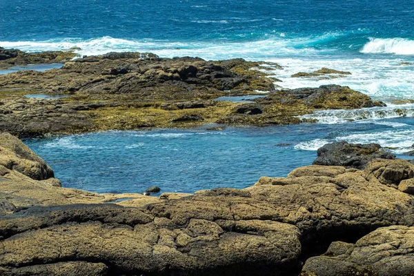 Uma Vista Fascinante Uma Bela Paisagem Marinha Rochas Durante Dia — Fotografia de Stock