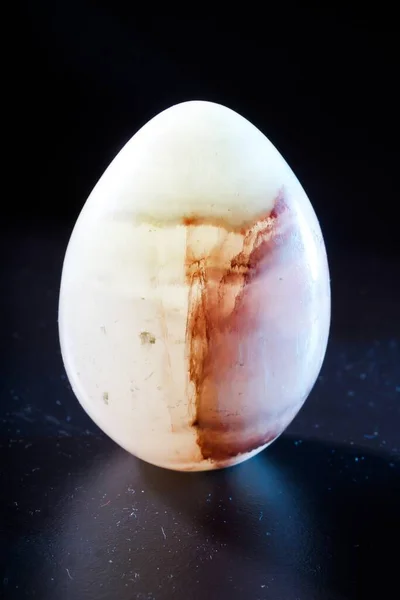 Декоративное Мраморное Яйцо Темноте — стоковое фото