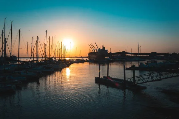 Uno Scatto Incredibile Porto Cittadino Uno Sfondo Bellissimo Tramonto Sud — Foto Stock