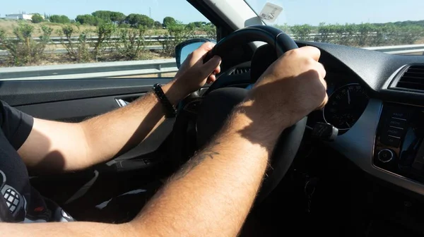 Ένας Άντρας Που Κρατάει Τιμόνι Και Οδηγεί Αυτοκίνητο — Φωτογραφία Αρχείου