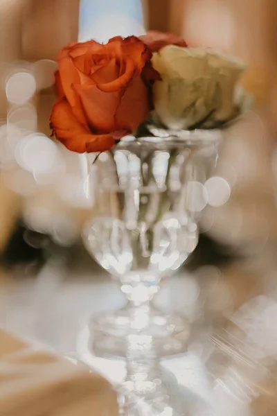 Vertical Closeup Shot Short White Red Roses Small Glass Vase — Stock Photo, Image