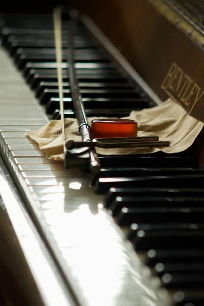 Caracas Venezuela Července 2020 Arco Housle Sobre Teclas Piano — Stock fotografie