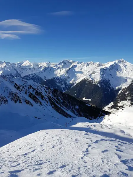 Hermoso Paisaje Montañas Nevadas Fondo Del Cielo Azul —  Fotos de Stock