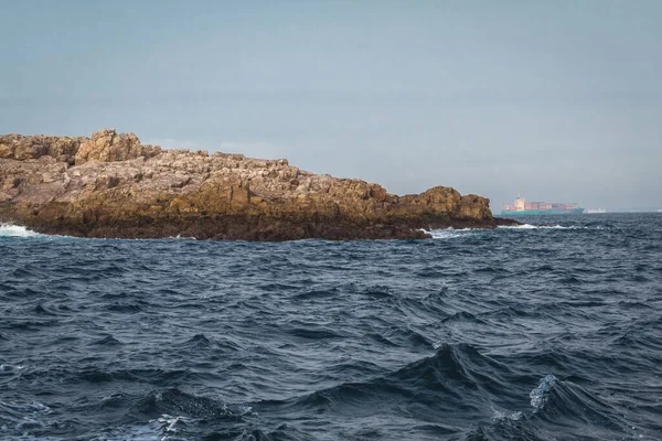 在南非岩石海岸周围美丽的海浪拍下的风景 — 图库照片