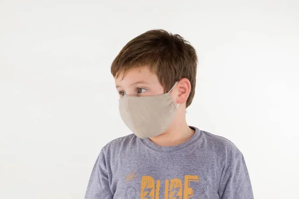 코로나 바이러스 유행성 전염병 컨셉트에서 보호하기 마스크를 스페인 아이의 초상화 — 스톡 사진