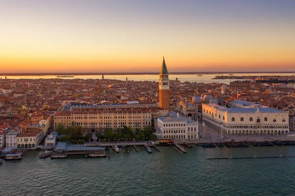 Eine Luftaufnahme Des Markusplatzes Venedig Bei Sonnenuntergang — Stockfoto