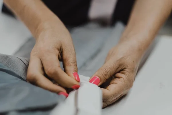 Tiro Close Mãos Femininas Costurando Com Uma Agulha — Fotografia de Stock